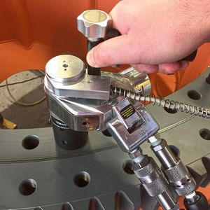 Das streckgrenzgesteuerte Anziehverfahren benötigt kleinere Schrauben, damit kann der Kugeldrehkranz kleiner ausgelegt werden.(Bild:  AdSV)