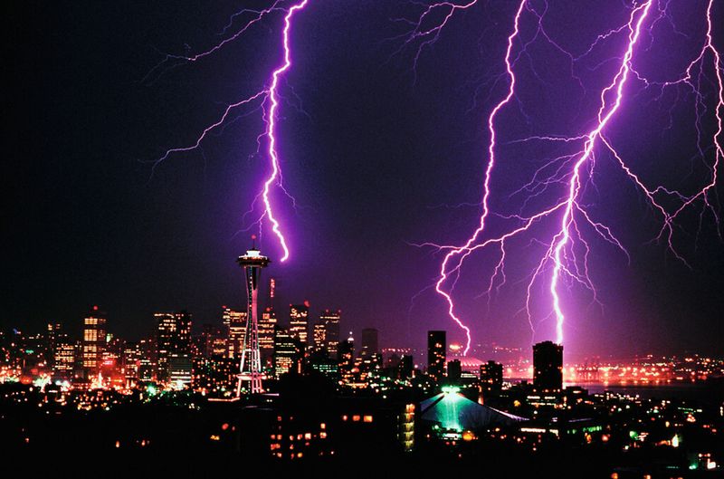 Bild 1: Überspannungsschutzgeräte sollen Industrieanlagen und Kommunikationsanlagen vor Schäden schützen, die zum Beispiel durch Blitze verursacht werden können. (Bild: Finder)