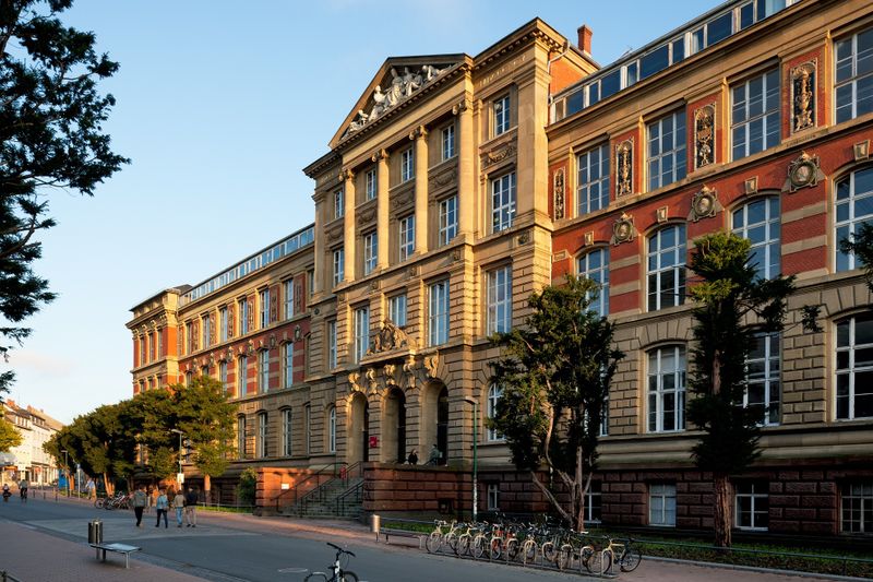 Platz 10: TU Darmstadt   Note: 2,0  Die TU Darmstadt hat mit den Universitäten Clausthal und Bochum ein 