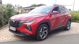 Stattliche Erscheinung: Der Hyundai Tucson überzeugt mit selbstbewusstem Design. Vorausfahrende, aber auch Entgegenkommende identifizieren in zweifelos anhand seiner markanten Front. (Bild: Dominsky – VCG)