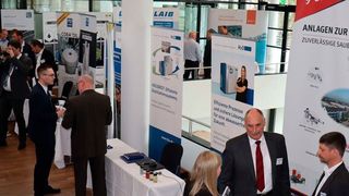 Die begleitende Ausstellung zur 28. Fachtagung Industrielle Bauteilreinigung bot die Gelegenheit für weitere Gespräche. (ZVO)