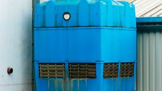 Ziel ist es, das natürliche Biozid für die Bekämpfung der Mikrobiologie in Verdunstungskühlanlagen und Rückkühlwerken (im Bild Rückkühlwerk der Esserwerke im Westertal/Warstein) auch in Deutschland zu etablieren. (Thomas Zimmermann (THWZ) (Own work) via Wikimedia Commons / verändert)