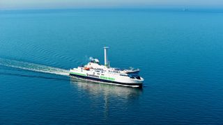 Sieht aus wie ein Schornstein, ist aber ein Segel: ein Flettner-Rotor auf der Fähre „Copenhagen“ der Reederei Scandlines. (Scandlines)