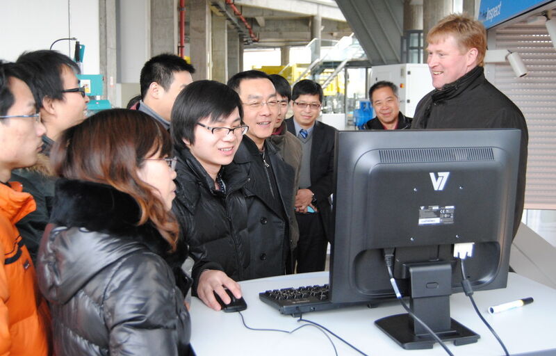 Bei der Eröffnung des Showrooms zeigte die chinesische Delegation großes Interesse am Rohrvermessungssystem.  (Bild: Aicon)