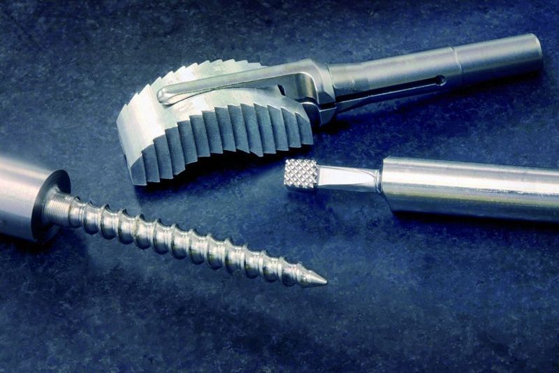 Klassische Verbindungsimplantate zur Ausrichtung von Wirbelsäulen werden aus präzisen Platten und Stangen herausgearbeitet. Bild: Haas (Archiv: Vogel Business Media)