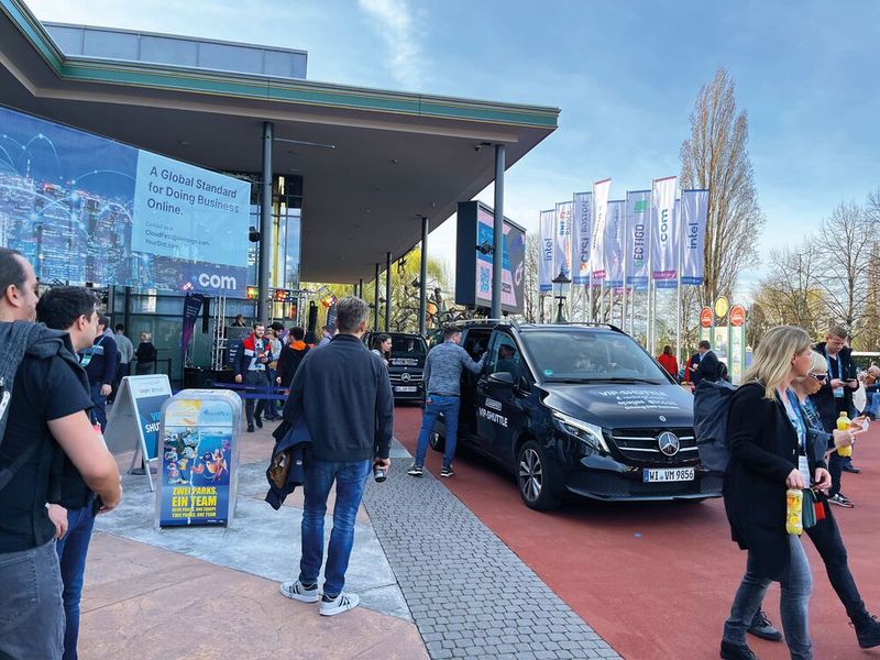 Wer ein rotes Namensschild hat, darf den VIP-Shuttle­service und die VIP-Lounge nutzen. (Bild: IT-BUSINESS)