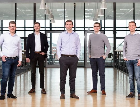 Das Gemineers-Team freut sich offensichtlich über den kürzlich erhaltenen Zuschlag zu einer Seed-Finanzierung in Millionenhöhe. Von links: Marcel Wilms, Finaz & Vertrieb, Philipp Ganser, Produkt & Forschung, Vincent Gerretz, CEO und Mitbegründer, Tommy Venek, Technologe, und Sven Schiller, Softwareexperte.(Bild:  Gemineers)