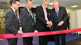 Friedhelm Loh und Gouverneur Pat Quinn (rechts) eröffnen gemeinsam die neue Firmenzentrale von Rittal in den USA. (Bild: Rittal/Stan Kotecki)