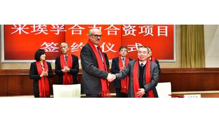 Wilhelm Rehm, Mitglied des Vorstandes bei ZF (Mitte) und YangAn Guo, Vice Chairman of the Board Anhui Heli, besiegeln ein JV der beiden Unternehmen, um gemeinsame Chancen im Markt für Gabelstapler zu nutzen. (ZF)