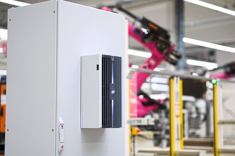 Mit einer serienmäßig integrierten Schnittstelle für die direkte Anbindung an das Smart-Service-Portal lassen sich die Kühlgeräte in digitalisierten Umgebungen intelligent überwachen. 