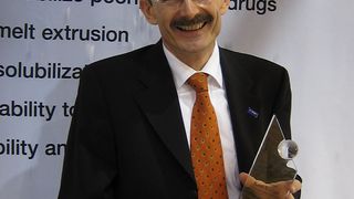 Dr. Karl Kolter, Leiter der Forschungs- und Entwicklungsabteilung für pharmazeutische Hilfsstoffe bei BASF, wurde mit einem neu geschaffenen Preis der „International Pharmaceutical Excipients Council Foundation“ (IPEC) ausgezeichnet.  (Bild: BASF)