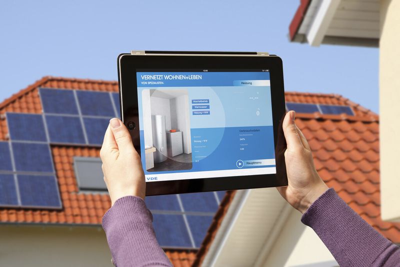 Bei den erneuerbaren Energien prüft das VDE-Institut gemeinsam mit dem Fraunhofer-ISE. (Bild: VDE)