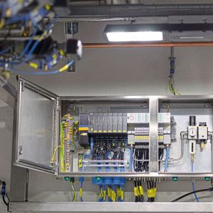 Bild 2: Im Raum der Vorlagebehälter wurde der ATEX-Schaltschrank direkt über der Tür montiert, belegt also überhaupt keine Stellfläche. (Bild:  Werner Bennek, Bürkert Fluid Control Systems)