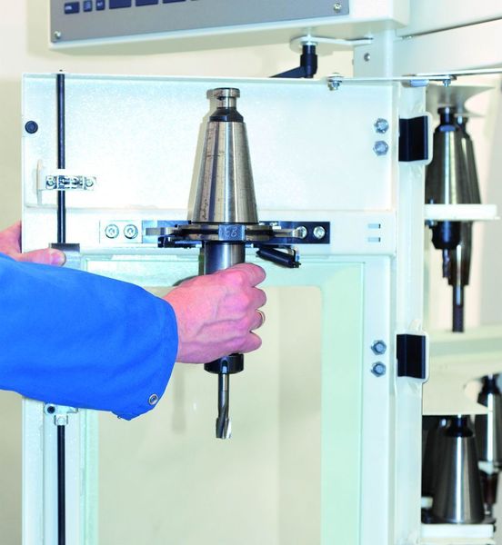 Bild 3: Werkzeuge können während der Bearbeitung, also hauptzeitparallel, durch den Maschinenbediener aus dem Standby-Magazin entnommen beziehungsweise eingesetzt werden. Bild: Hedelius (Archiv: Vogel Business Media)