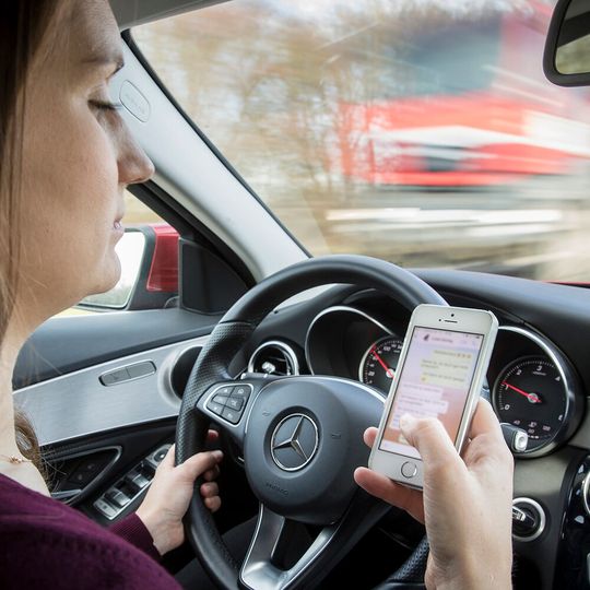 Wenn sich das Auto um vieles selbst kümmert, verleitet das den Fahrer zu anderen Tätigkeiten.(Bild:  Allianz)
