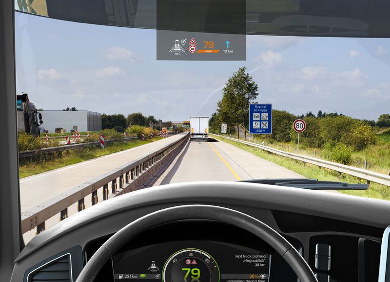Das Continental Head-up-Display für Nutzfahrzeuge ist in vier Varianten verfügbar: als Frontscheiben- oder Combiner-HUD; wahlweise befindet sich die Anzeige im oberen oder unteren Blickfeld (Look-up- bzw. Look-down-Konzept). (Continental)