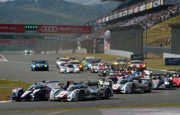 Audi musste sich im siebten Lauf zur FIA Langstrecken-Weltmeisterschaft WEC 2012 mit den Rängen zwei und drei begnügen: Eine Sportstrafe brachte den Audi R18 e-tron quattro Startnummer „1“ in Fuji um alle Chancen auf den Sieg (Bild: Audi)