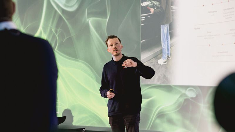 Trotz des ernüchternden Beispiels von Christoph Stricker arbeitet das Team vom Autohaus Stricker kontinuierlich daran, seine Prozesse zu digitalisieren und zu automatisieren. Sascha Sukkau, Chief Project Manager, nannte Beispiele. (Bild: Stefan Bausewein)