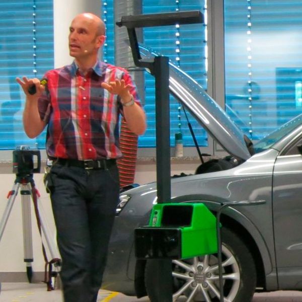 Betriebsberater Matthias Pfau erläutert auf der Fachtagung die Anforderungen an den Scheinwerfereinstellplatz. (Pfau)