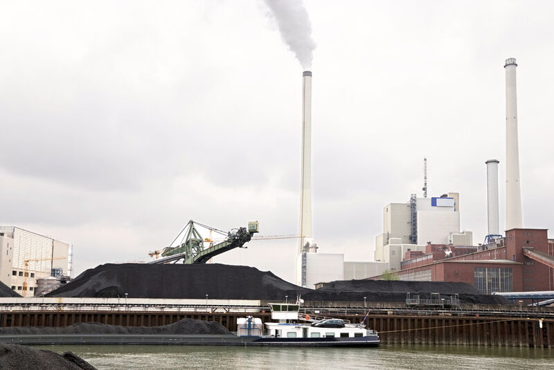 Fig. 3: The coal arrives at the power plant by either conveyor, rail, or as in this case by ship and barges. (Bild: © flashpics - Fotolia.com)