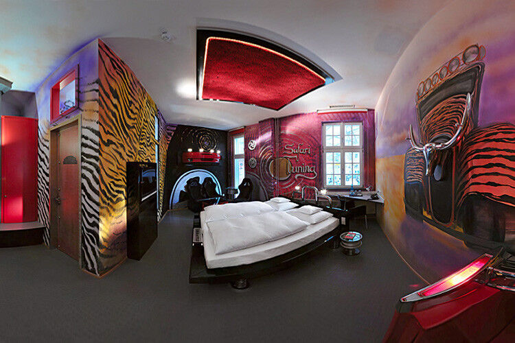 Viel Chrom und Airbrush-Lackierungen an den Wänden bietet das Tuning-Zimmer, in dem glänzende Felgen als Nachttische fungieren. (Foto: V8 Hotel/Frank Hoppe)