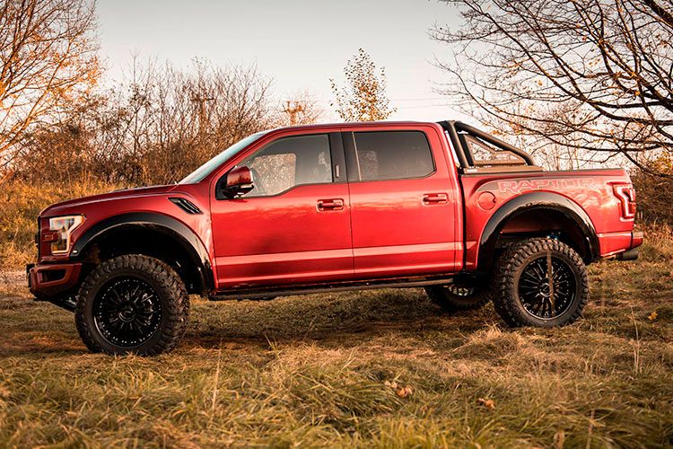 Wem der F-150 noch nicht monströs genung erscheint und etwas mehr Bewegungsfreiheit abseits befestigter Straßen wünscht, kann die Karosserie mit einem Liftkit nochmal rund 10 Zentimeter höher setzen. (Bild: Geiger Cars)