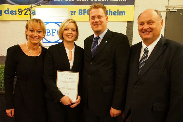 Zurecht stolz war die Jahrgangsbeste Veronika Kohler (2. v. l.) auf ihre Abschlussnote 1,3. Mit ihr freuten sich (v. li.): Schulleiterin Silvia Gerl, Carsten Beuß vom Landesverband Baden-Württemberg und BFC-Vorstandsvorsitzender Helmut Peter. (Richter)
