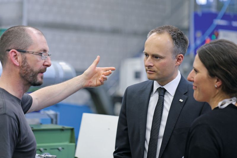 Geschäftsführer Michael Jauer im Gespräch mit Ph. Schmider und Belinda Juhasz: «Das war schon verrückt, wie schnell wir in das Schleifen reingekommen sind.» (Matthias Böhm, SMM)