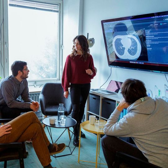 Die Standardisierung von KI-Daten in der medizinischen Bilddatenverarbeitung ist das Ziel des gemeinsamen Forschungsprojekts NeuroTest der Hochschule Landshut und dem Startup deepc. Die Standardisierung von KI-Daten in der medizinischen Bilddatenverarbeitung ist das Ziel des gemeinsamen Forschungsprojekts NeuroTest der Hochschule Landshut und dem Startup deepc.