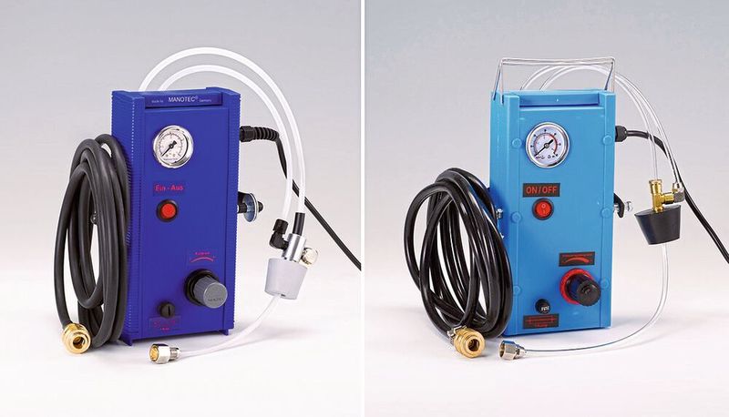 Platz 2: Links das Original elektrische Bremsenentlüftungsgerät „ERS 5“ von Manotec Industrielle Automation, rechts das Plagiat. Es wir in China hergestellt und von einem tschechichen Anbieter über ebay und Amazon vertrieben. Dieses Billig-Plagiat entspricht laut Aktion Plagiarius in keinster Weise den gesetzlichen Vorschriften für Elektrik und Druckgeräte: Gefährliche Verkabelung, Verunreinigungen, ein nicht für Bremsflüssigkeit geeigneter Druckregler. Das Gerät ist undicht, sodass elektrische Leitungen unterspült werden – ein Blindstopfen verhindert den Ausgleich von Unterdruck. Die Beschriftung ist fehlerhaft: „Aump“ statt „Amp“ für Ampère. Der Nachahmer hat ein Originalfoto von Manotec genommen und lediglich einige seiner Bedienknöpfe hinein retuschiert. Aufgrund des eingetragenen Designschutzes lässt Manotec rechtsverletzende Online-Angebote regelmäßig löschen. (Aktion Plagiarius e.V.)