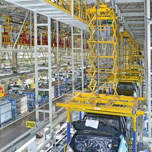 Bei Nanjing Automobile Corporation werden neun Doppelkettenzüge STD 50 in der Pkw-Endmontage eingesetzt. Die synchronen Kettenabgänge des STD erlauben ein absolut gleichmäßiges Anheben der Fahrzeuge.