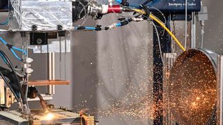 Im Rahmen des Projekts „DIGIMAR“ kombinieren Experten am LZH drei Laserstrahlquellen. So können an dicken Blechen bis 30 Millimeter Stärke das Fülllagenschweißen (im Bild) und das Wurzellagenschweißen prozesssicher und hochwertig durchgeführt werden. (Bild: LZH)