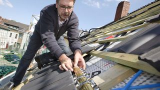 Die Solar-Kollektoren werden (fast) wie herkömmliche Dachsteine verlegt. Das Leitungsnetz ist in der Unterkonstruktion verborgen.  (Bild: Nelskamp)