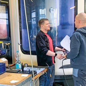 Abteilungsleiter Maik Seibt (r.) und Zerspanungsmechaniker Alessandro Haase an der fünfachsigen DMU 65 Monoblock.   (Mapal)