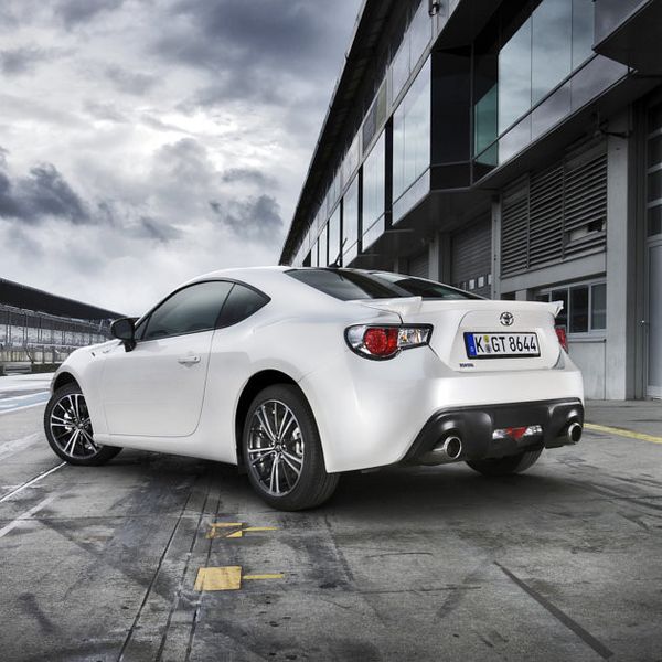 Auch von hinten ist der GT86 betont sportlich. Der Heckspoiler soll die Querstabilität erhöhen. Mit dem hochgezogenen hinteren Diffusor wollen die Toyota-Ingenieure vor allem die Aerodynamik optimieren. Abgerundet wird die Heckpartie durch den verchromten Doppelrohrauspuff, bei dem die Entwickler die Zahl 86 nochmals aufgegriffen haben. Der Innendurchmesser der Endrohre beträgt nämlich genau 86 Millimeter. (Toyota)