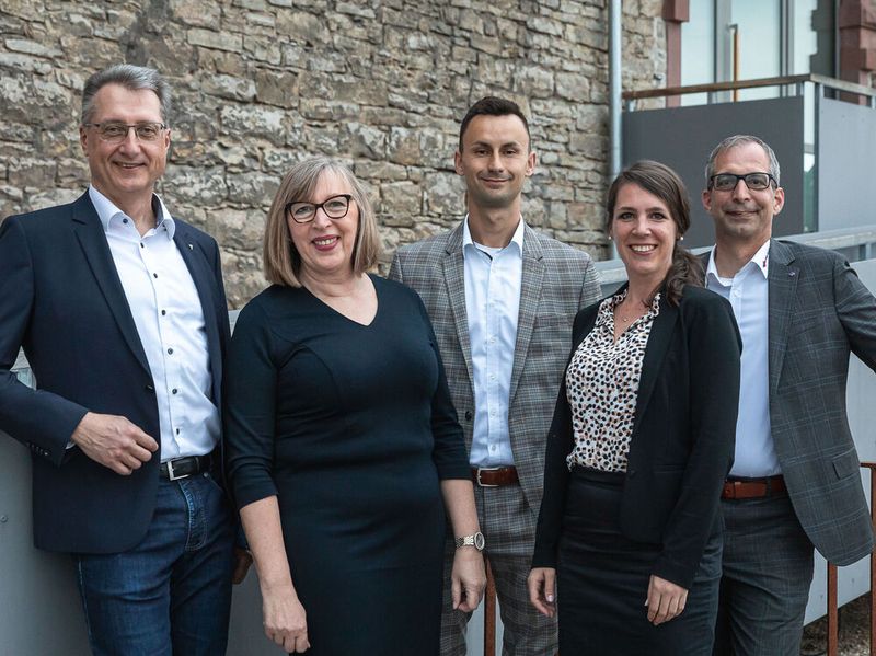 Die Jury des Gebrauchtwagen Awards 2022 ist bereit für den nächsten Einsatz: (von li.) Joachim Heim (Dekra), Silvia Lulei (»Gebrauchtwagen Praxis«), Martin Schneider (Santander), Cornelia Kiese und Robert Leger (beide Real Garant). Der Gebrauchtwagen Award 2023 wird am 28. Februar 2023 verliehen. Wer mitmachen will, kann sich jetzt schon unter www.gebrauchtwagen-award.de vormerken lassen. (Bild: Stefan Bausewein)