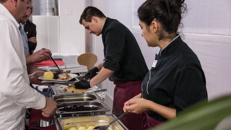 Bei dem gemeinsamen Mittagessen konnten sich die Teilnehmer stärken und Kontakte knüpfen. (K.Juschkat/konstruktionspraxis)