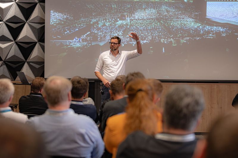 Ralph Friederichs (Cyberdyne IT GmbH) hält den Abschlussvortrag des Synaxon Managed Services Summit zum Thema „AI or die“. (Bild: Synaxon)