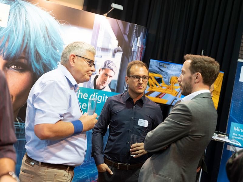 Die Swiss Industry 4.0 Conference bot zahlreiche Möglichkeiten zum Networking und an den Roundtables während der Pause konnte man das Gespräch mit den Experten suchen. (Eduard Meltzer Photography)