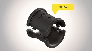 Die Montagehalbschalen Fiplock BHPA von Fränkische Industrial Pipes stellen sicher, dass Wellrohre fachgerecht in gebohrten Montagerahmen oder Spannschellen befestigt sind. (Fränkische Industrial Pipes/FIP)