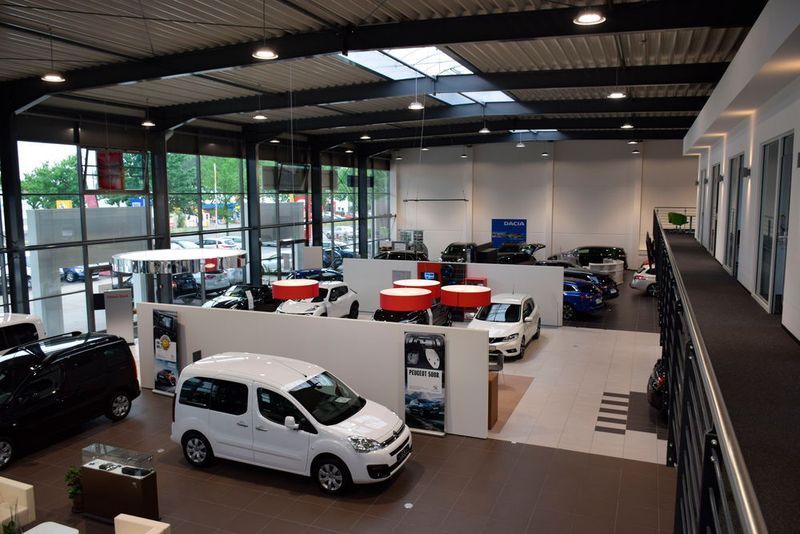 Die einzelnen Markenbereiche werden optisch durch unterschiedliche Fußböden optisch sauber getrennt. (Holz / »kfz-betrieb«)