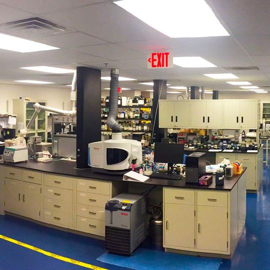 Blick ins Labor von Nanotech Industrial Solutions: Die Partikeltechnologie von NIS reduziert Reibung und Verschleiß und trägt damit wesentlich zur Motoreneffizienz bei.(Bild:  Nanotech Industrial Solutions)