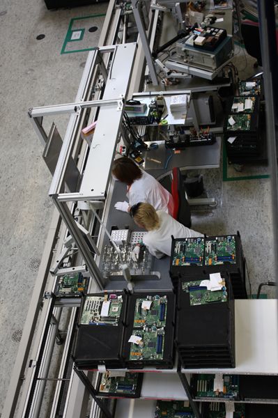 Pro Minute läuft ein Mainboard vom Band, alle zwei Minuten ein Serverboard. (Archiv: Vogel Business Media)
