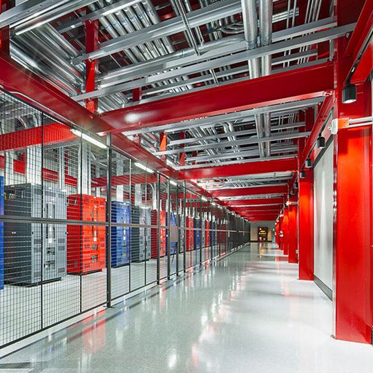 Aufgeteilt ist abgesichert: Colocation-Anbieter haben das Konzept „Teile und herrsche“ zur Kunst erhoben. (Bild:  Switch)