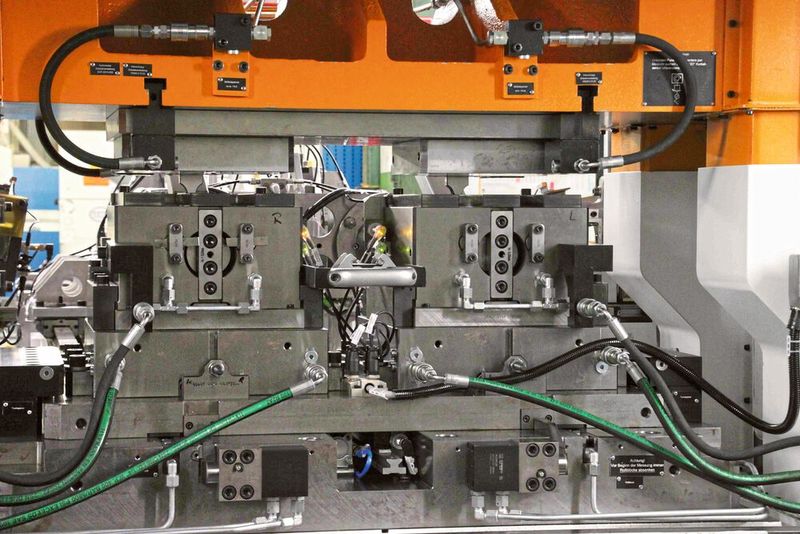 Anders als bei den meisten anderen Kugelkäfig-Stanzautomaten, an denen mehrere Komponenten umständlich auseinandergebaut werden müssen, können bei der Anlage von Karl Klink Schneidstempel und -halter auch bei eingebautem Stanzwerkzeug ausgetauscht werden. Ebenso kann auf unzuverlässige Einstellspindeln und Klemmungen verzichtet werden. (Bild: Karl Klink)