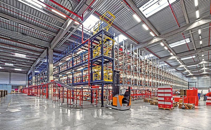 Für Bewegung zwischen den Bühnenebenen stehen Mecalux-Kunden viele Umsetzungsmöglichkeiten zur Verfügung: Aufzüge, Rutschen, Bühnenlifte und mehr. (Bild: Mecalux)