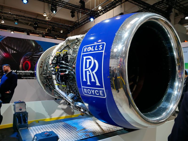 Bei Microsoft wurde ein Pearl-700-Flugzeugtriebwerk von Rolls-Royce ausgestellt. Mit der Unterstützung von Siemens und Microsoft nutzt Rolls-Royce künstliche Intelligenz, um seine Produktion zu optimieren, die Effizienz der Triebwerke zu steigern und Wartungsbedarfe vorherzusagen. (Bild: Sandro Kipar/VCG)