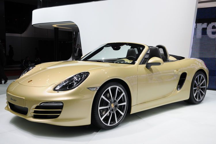 Im April 2012 wurde in Deutschland nach vier Jahren Entwicklungszeit die dritte Generation des Porsche Boxster eingeführt. (Genfer Auto-Salon 2012 (Fotos vom zweiten Pressetag) / Norbert Aepli, Switzerland / CC BY 3.0)