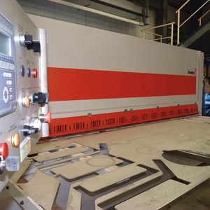 Die neue Blechschere mit einer Schnittlänge bis 4 Meter. 
