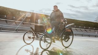 Vor wenigen Wochen: Das frisch restaurierte Benz Motor-Velociped mit 1,5-PS-Motor aus dem Jahr 1894 auf der Einfahrbahn des Mercedes-Benz-Werks Sindelfingen.  (Bild:  Mercedes-Benz AG)